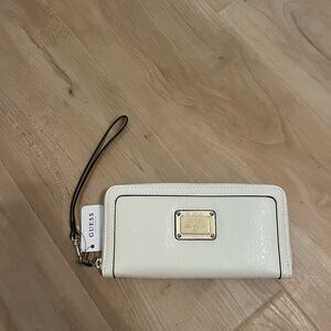 GUESS IWristlet Clutch